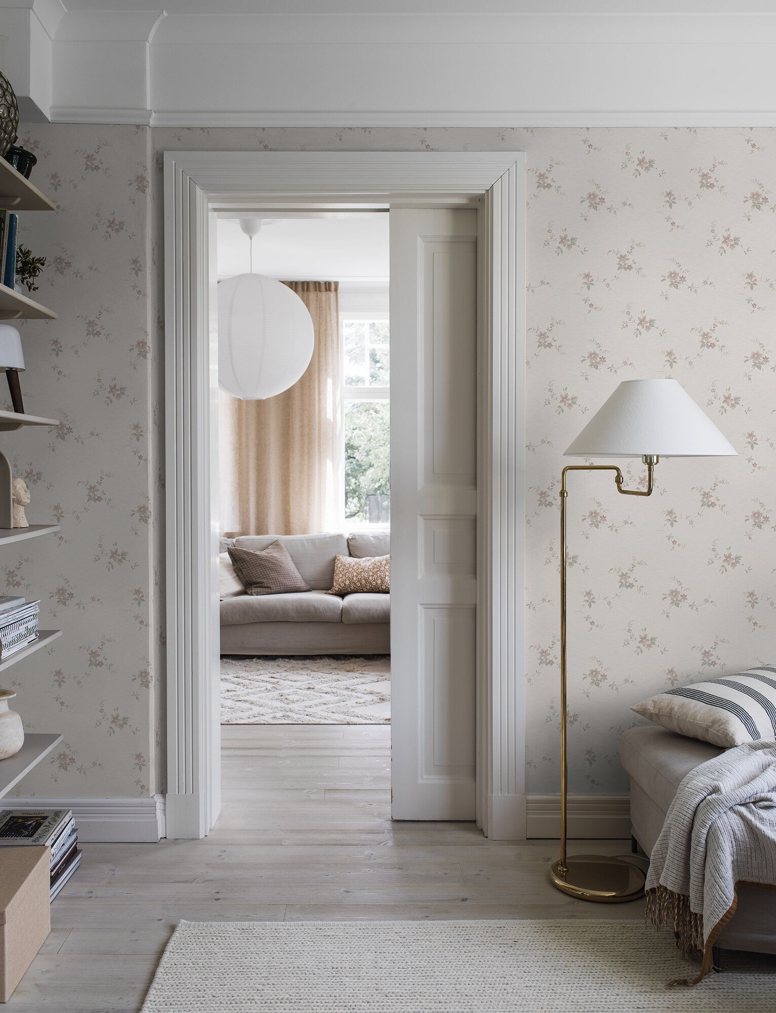 Saga, beige och rosa tapet