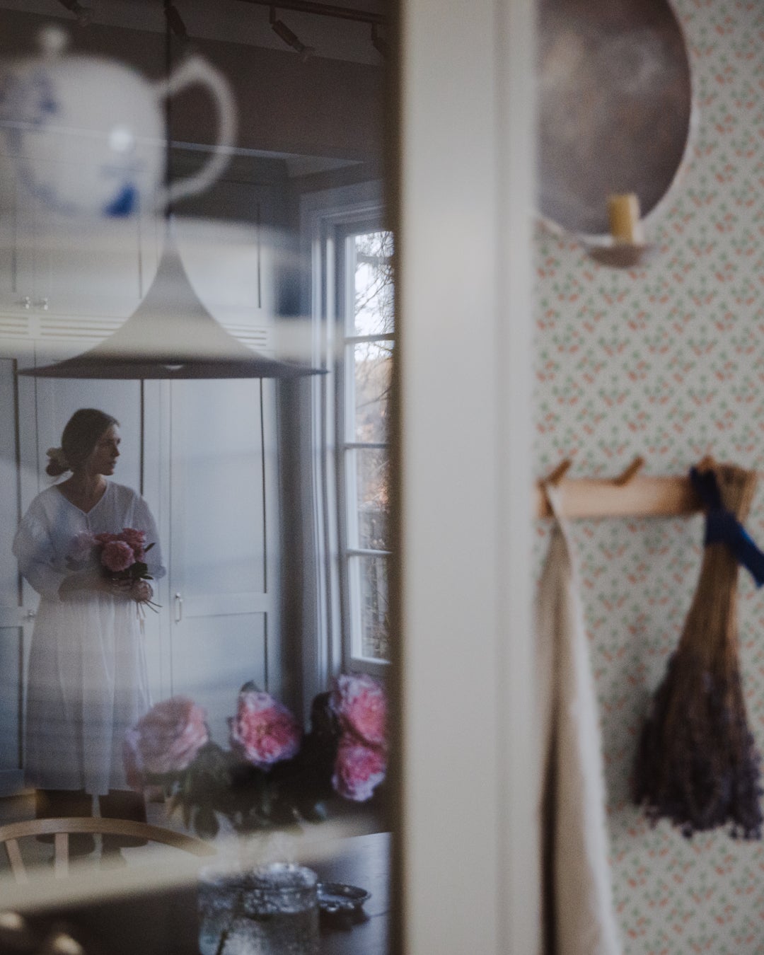 Jordgubb, greige tapet