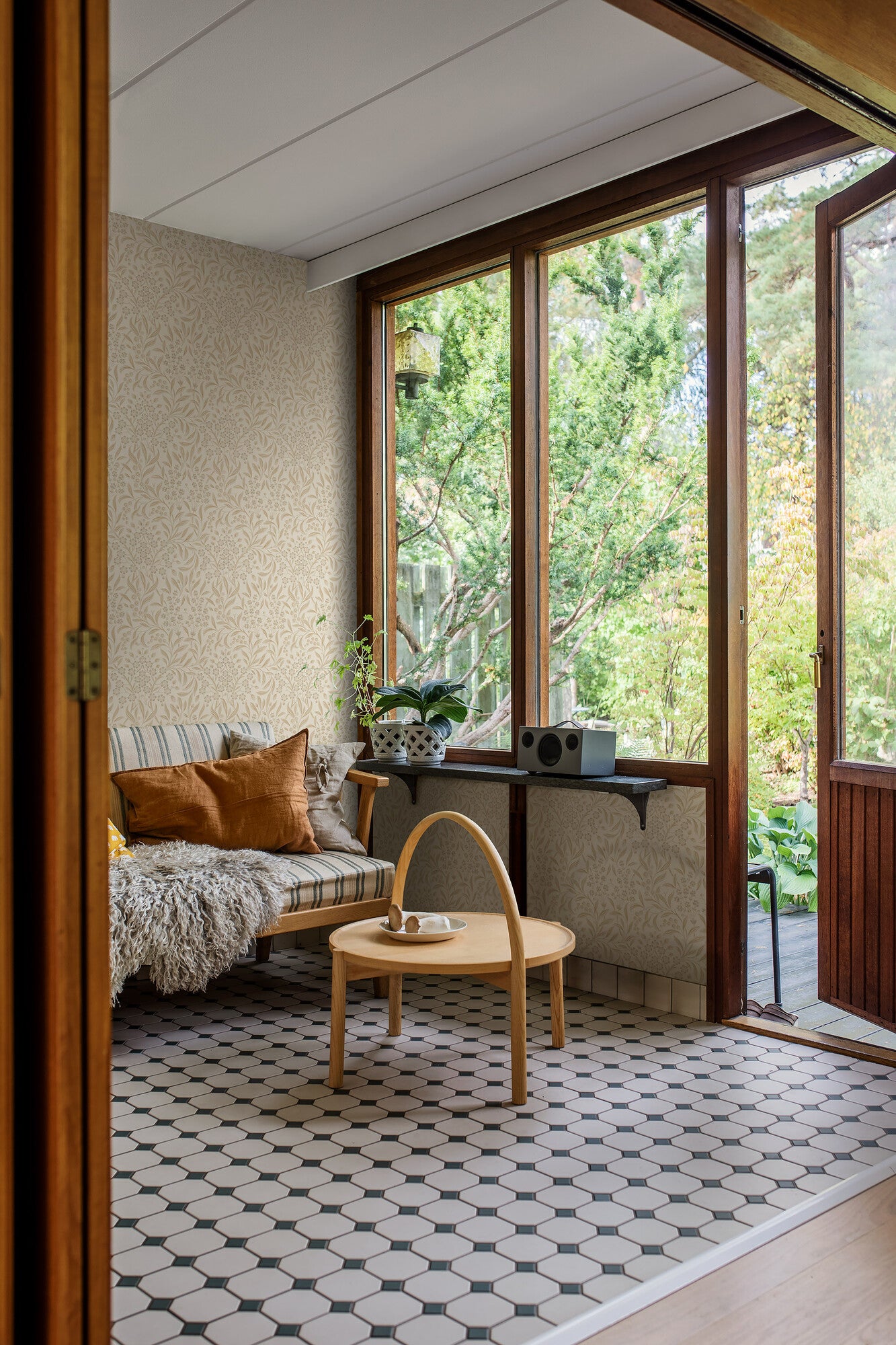 Kryddhyllan, beige tapet