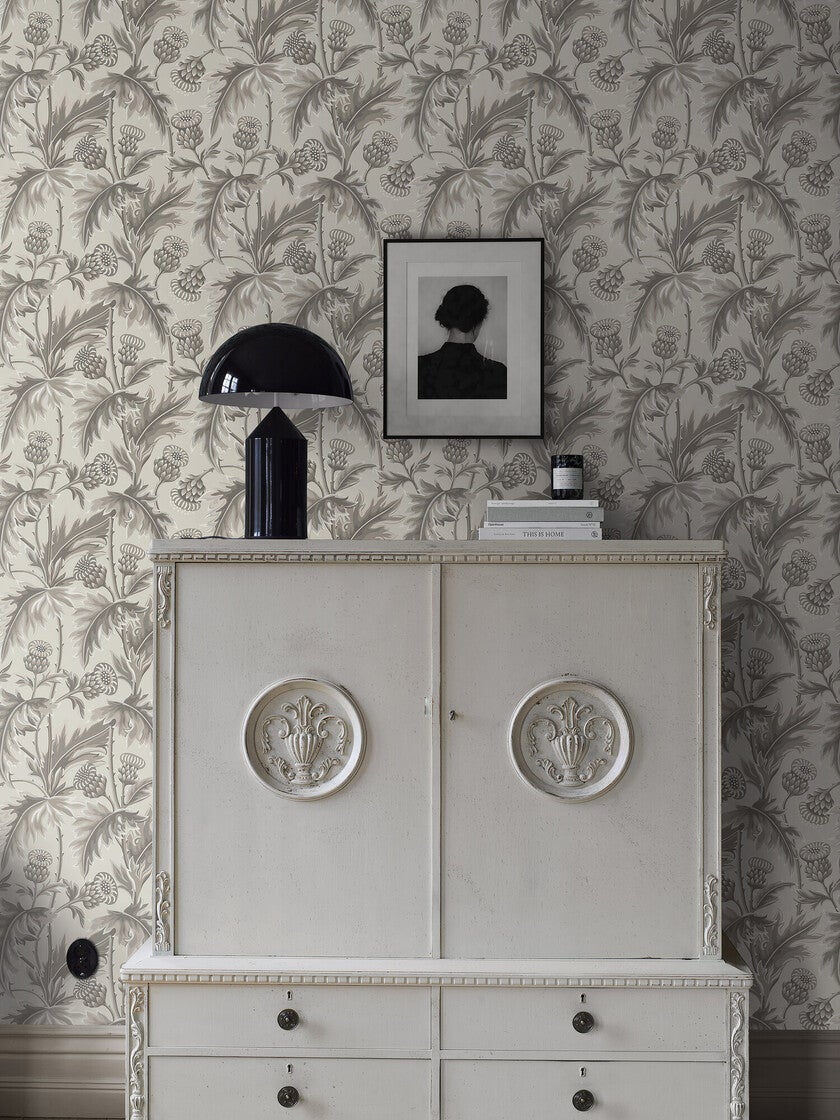 Treasured Thistle, tapet i varma grå toner