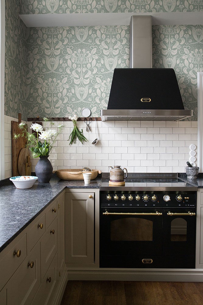 Berit, tapet i blått