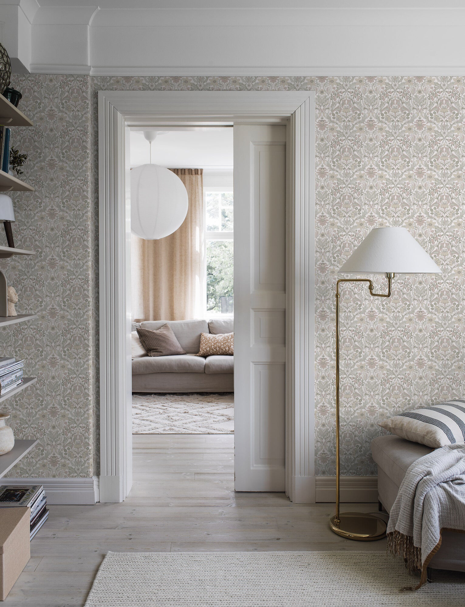 Blomsterfröjd, vit, beige och grön tapet